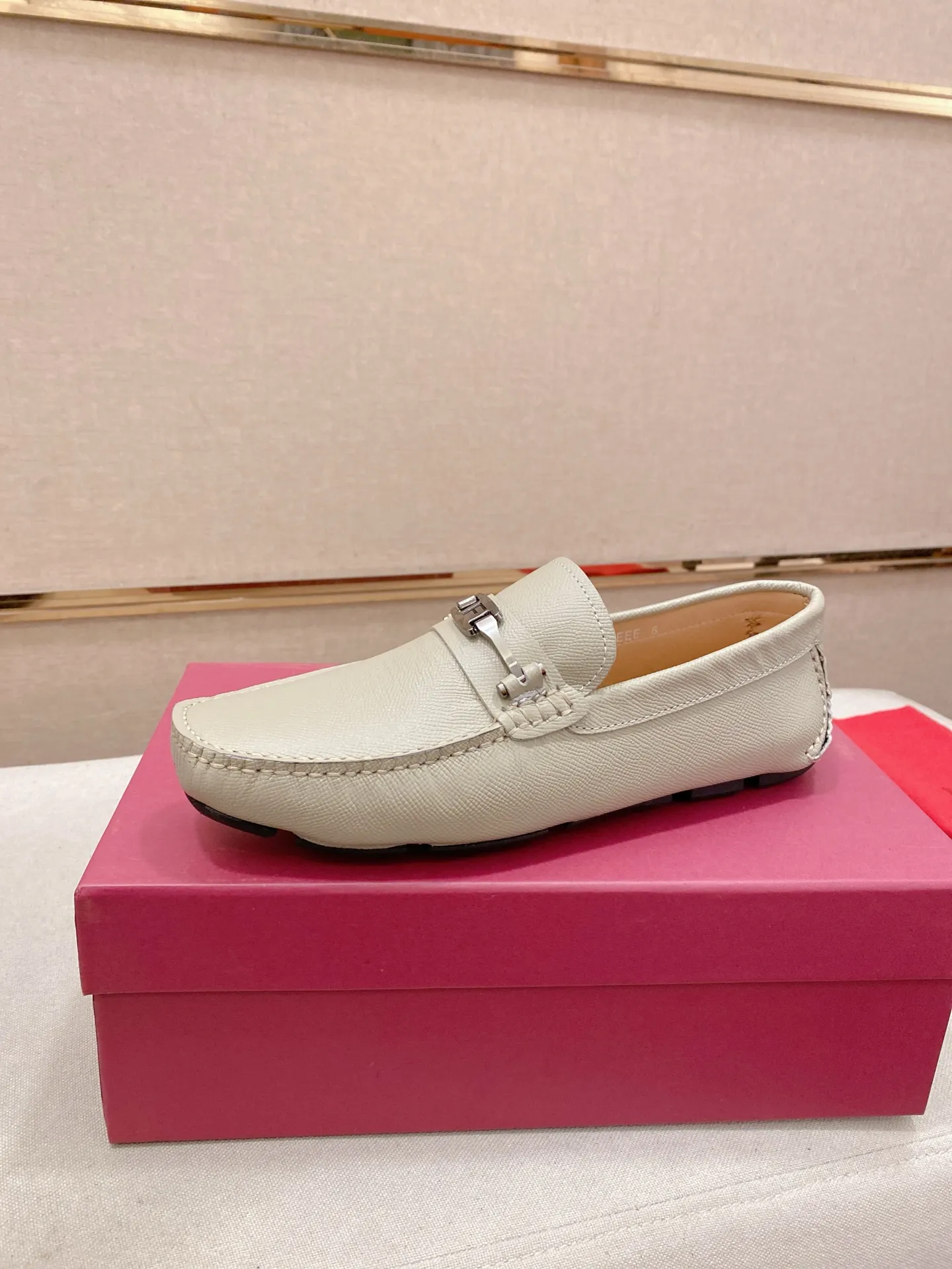 Factory price: 540💰High-end quality! Ferragamo🆕🆕Exclusive hot-selling products in stock🔥🔥New products on the shelves, high-quality Ferragamo men's pea shoes, high-end casual driving shoes, with complete packaging! 💪 💪 Material: imported first-layer cowhide 🐂 + imported high-quality water-dyed cowhide lining + wear-resistant outsole 👍🏻👍🏻 Features: high-end and comfortable, purely handmade 🚀 🚀 Create the perfect shoe that suits you best 🔥 🔥 Size: (38-44) 45 standard size can be customized!